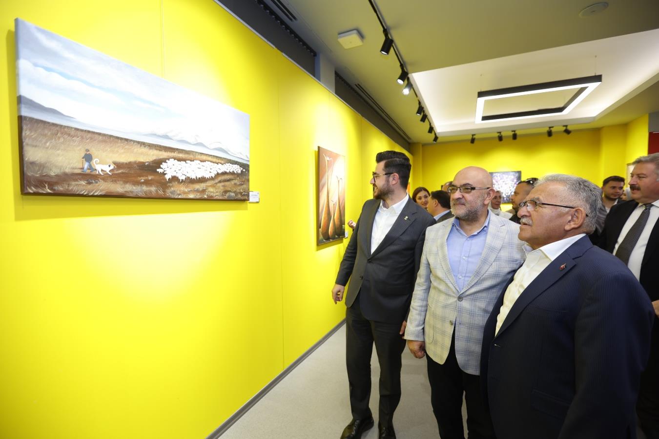 BÜYÜKKILIÇ, AV. NEŞE S. ÖZHASEKİ’NİN RENKLERİN DİLİ RESİM SERGİSİ’NİN AÇILIŞ TÖRENİNE KATILDI