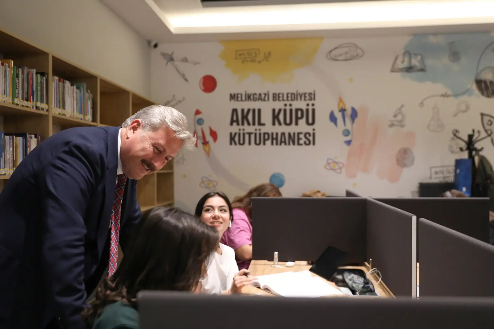 Melikgazi'nin akıl küpü kütüphaneleri dolup taşmaya devam ediyor…