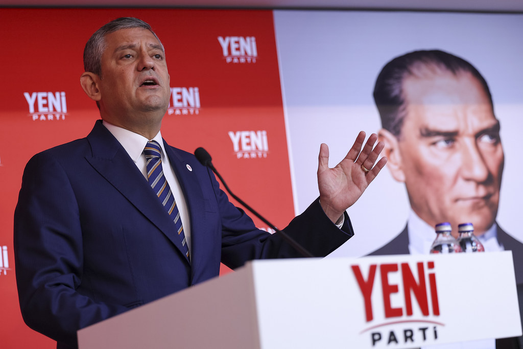 ÖZGÜR ÖZEL: “FONDA 200 MİLYON DOLARLIK İŞLEM ÇANTACILAR TARAFINDAN YAPILDI; ORTAYA ÇIKARMA GÖREVİ HAZİNE VE MALİYE BAKANI MEHMET ŞİMŞEK’E AİTTİR”