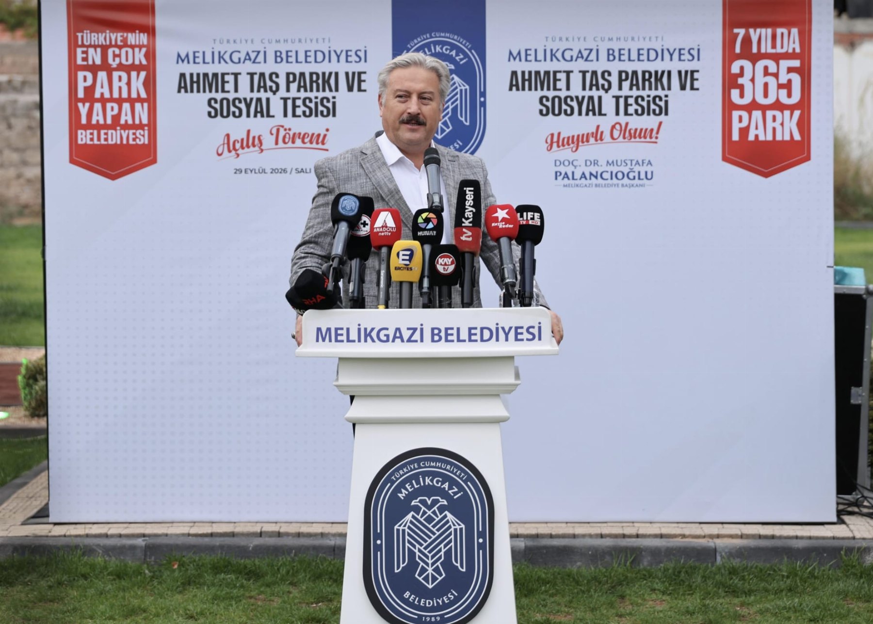 12 BİN METREKARELİK MELİKGAZİ BELEDİYESİ AHMET TAŞ PARKI VE SOSYAL TESİSİ HİZMETE AÇILDI